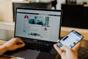 How to stay safe while chatting with strangers online