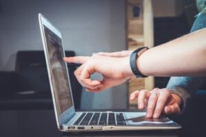 Tinder vs Hinge dating app comparison 2026